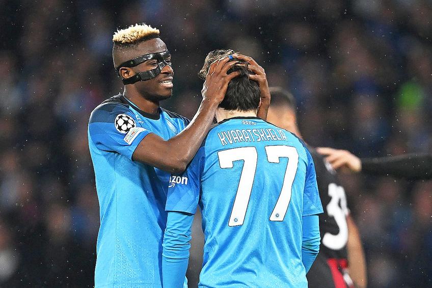 Kvaratskhelia, consolat de Osimhen după ce a ratat penalty-ul // foto: Guliver/gettyimages