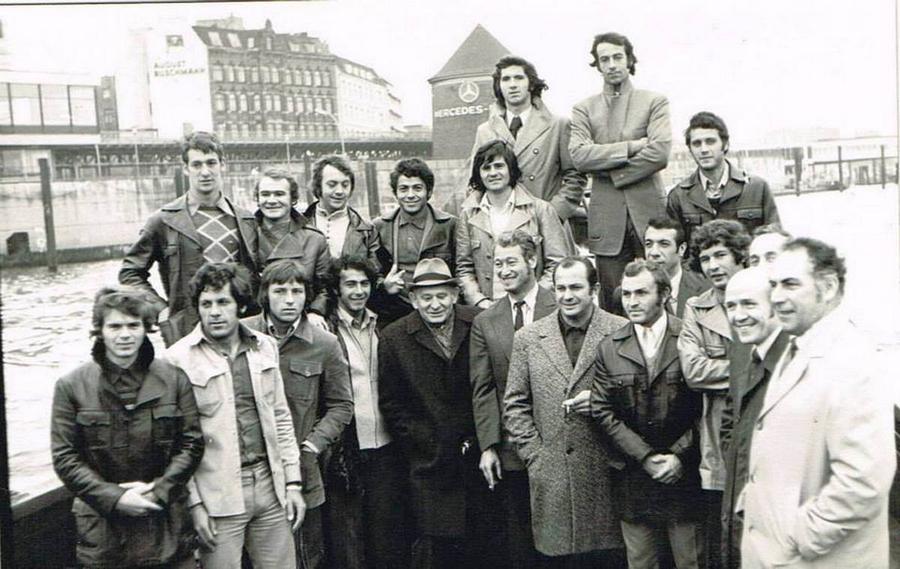 Imagine înaintea meciului Hamburg - Steagul Roșu Brașov 8-0, cel mai îngrozitor eșec din istoria fotbalului românesc FOTO Arhivă personală Petru Cadar, fotbalistul care a dat tonul celebrei „remontade” cu Beșiktaș, a făcut dezvăluiri de senzație: „Aveam glezna butuc. Am fost la o babă din Codlea, care m-a pus în tocul ușii. Nu înțelegeam de ce” + A fost vândut pe două sobe de teracotă!