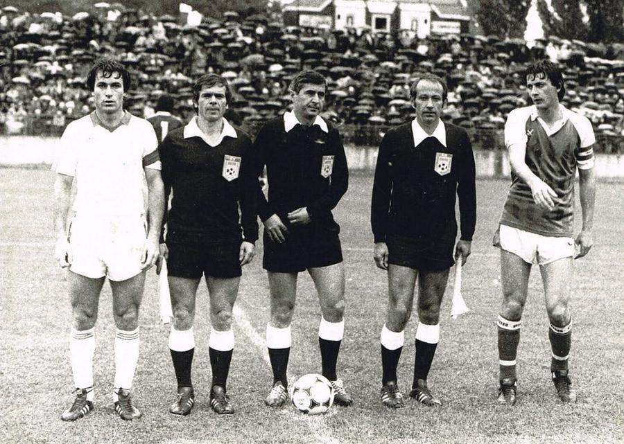 Pe vremea când era arbitru asistent. În imagine: Costică Ștefănescu, Petru Cadar, Radu Petrescu, Florin Popescu și Gino Iorgulescu FOTO Arhivă personală Legenda Brașovului s-a stins la 77 de ani. Rămân poveștile lui antologice: „M-au vândut pe două sobe de teracotă”