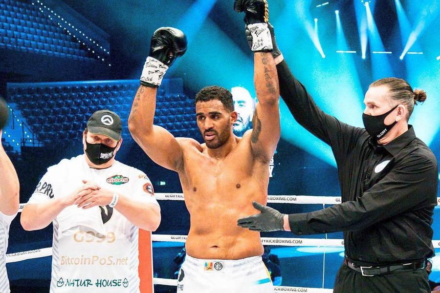 De la fotbal la kickboxing » Benny Adegbuyi și-a spus povestea la „Prietenii lui Ovidiu”: „Tata e nigerian, dar eu mă simt sută la sută român. Țin cu FCSB”