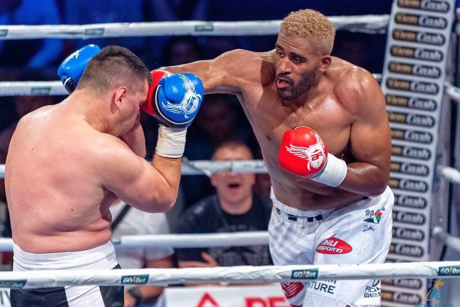 De la fotbal la kickboxing » Benny Adegbuyi și-a spus povestea la „Prietenii lui Ovidiu”: „Tata e nigerian, dar eu mă simt sută la sută român. Țin cu FCSB”