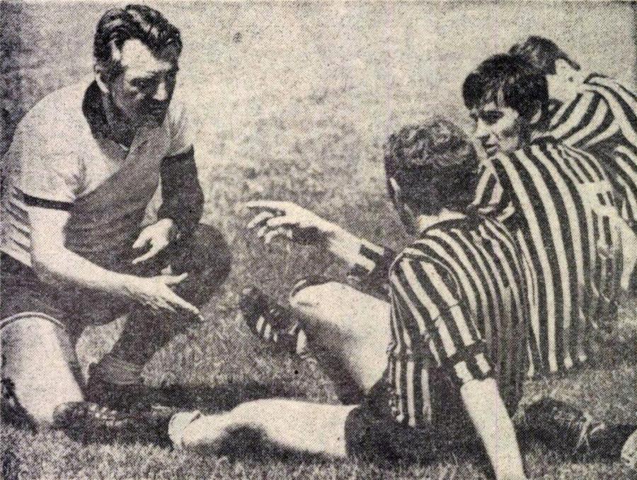 Nicolae Proca discutând cu Leonard Rusu, Nicolae Pescaru și Petru Cadar (de la stânga la dreapta) FOTO Arhivă personală Petru Cadar, fotbalistul care a dat tonul celebrei „remontade” cu Beșiktaș, a făcut dezvăluiri de senzație: „Aveam glezna butuc. Am fost la o babă din Codlea, care m-a pus în tocul ușii. Nu înțelegeam de ce” + A fost vândut pe două sobe de teracotă!