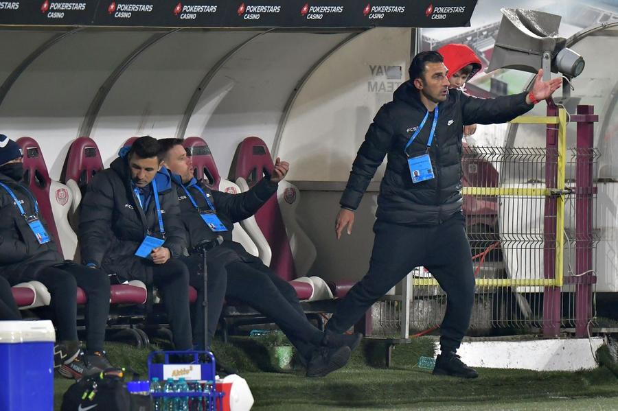 Elias Charalambous a adus un aer profesionist pe banca FCSB-ului. Cât este teatru și cât este adevăr doar Gigi știe (foto: Cristi Preda) „Ilie Haralambie”, pavăza care a schimbat subiectul