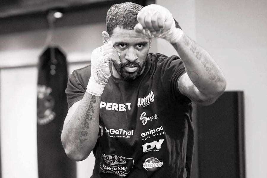 De la fotbal la kickboxing » Benny Adegbuyi și-a spus povestea la „Prietenii lui Ovidiu”: „Tata e nigerian, dar eu mă simt sută la sută român. Țin cu FCSB”