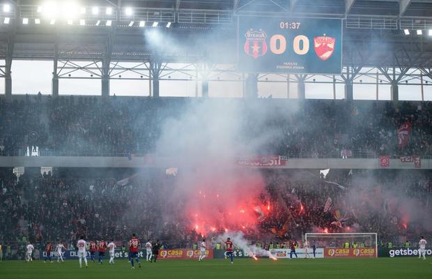 Urmările unui derby violent » Toate sancțiunile dictate de Jandarmerie după Steaua - Dinamo: 17 fani au fost INTERZIȘI pe stadion!