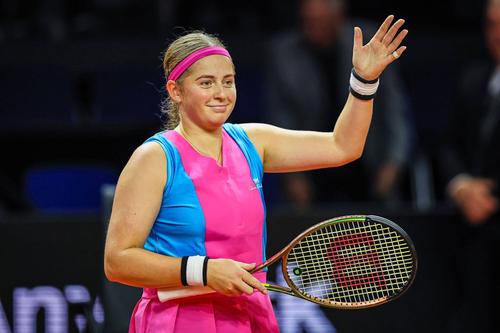 Jelena Ostapenko (25 de ani, locul 22 WTA) a învins-o categoric în primul tur de la Stuttgart pe Emma Răducanu (68 de ani, locul 68 WTA).