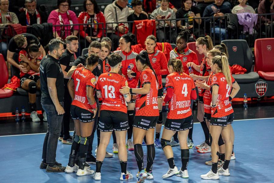 Handbalistele de la Gloria Bistrița la un timeout Foto: Facebook Gloria Bistrița Patru echipe din România în ediția viitoare a Ligii Campionilor! » Dinamo, Rapid și Gloria Bistrița au primit wild card