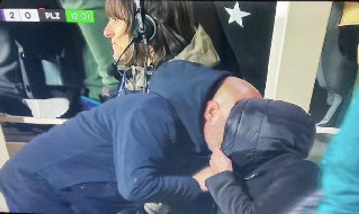 Vincenzo Italiano a sărutat o jurnalistă în Fiorentina - Viktoria Plzen, din „sferturile” Conference League