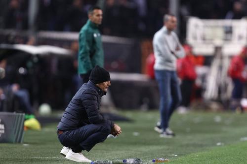 Mircea Lucescu (78 de ani) s-a întors în țara după ce a fost prezent la Salonic pentru a-l susține pe Răzvan Lucescu (55 de ani) la meciul pierdut de PAOK în fața celor de la Club Brugge, scor 0-2, în „sferturile” Conference League.