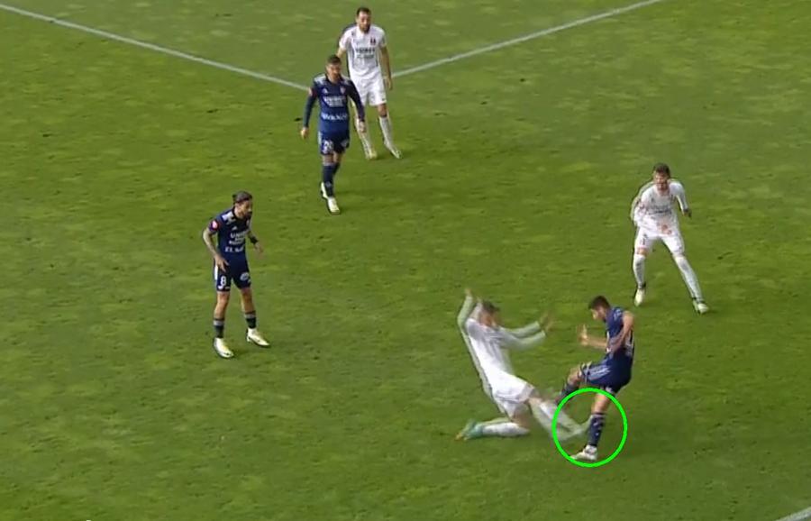 Momentul faultului comis de Murgia / FOTO: Captură TV @Prima Sport 1 Cristi Neguț repară gafele lui Murgia și Balaure și îi salvează lui Hermannstadt un punct!