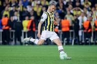 EPIC FAIL în Conference » Legendarul fotbalist a fost introdus special pentru loteria penaltyurilor și tocmai el a ratat lovitura decisivă!