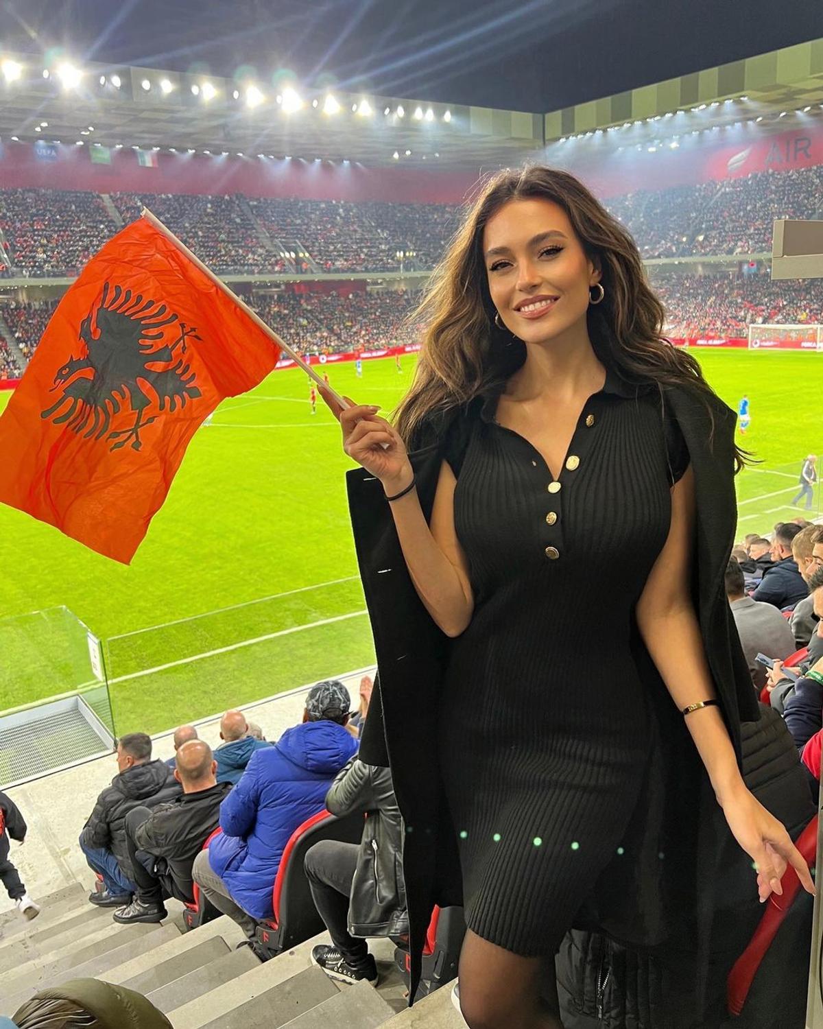 Celebra prezentatoare TV a rămas în bikini și urmăritorii ei sunt în extaz: „Atâta frumusețe într-o poză?!”