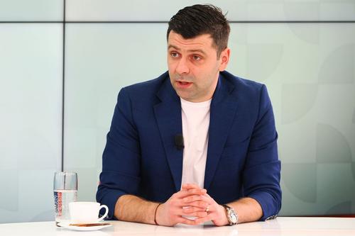 Invitat, azi, la GSP Live, Raul Rusescu a dezvăluit că la jumătatea stagiunii 2010-2011, cu 6 luni înainte să ajungă la FCSB, a fost aproape să semneze cu Pandurii. S-a opus Dumitru Bucșaru, fostul patron al Unirii Urziceni.