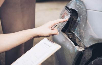 În cât timp primesc banii de la asigurări, în cazul unui accident auto? Află cât de repede îți poți repara mașina
