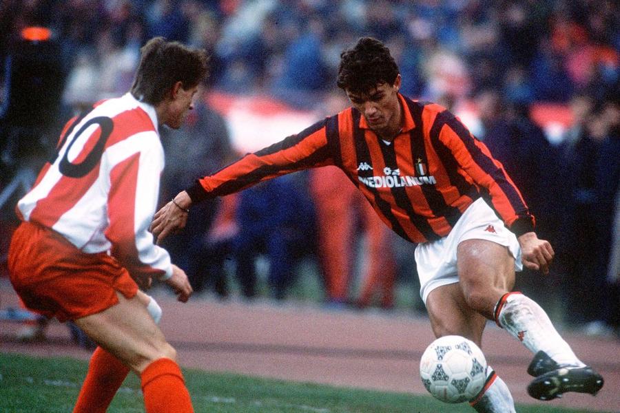 Duel între Paolo Maldini și Dragan Stojkovic în Steaua Roșie Belgrad - Milan pe 10 noiembrie 1988 / Foto: Imago Povestea unui moment controversat din istoria fotbalului: „L-am păcălit pe arbitru, simulând disperarea. După ce-și petrecuse noaptea cu trei modele, ne-a furat un gol!”