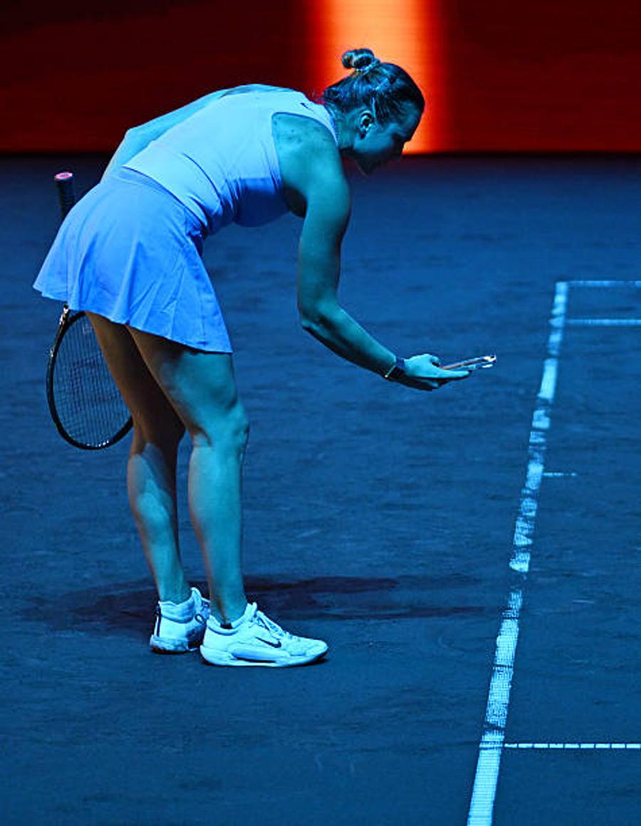 Aryna Sabalenka a fotografiat terenul/Foto: X (The Tennis Letter) Moment năucitor la Stuttgart! Lidera mondială și-a scos telefonul în timpul meciului și a fotografiat terenul: „Nu mi s-a mai întâmplat”