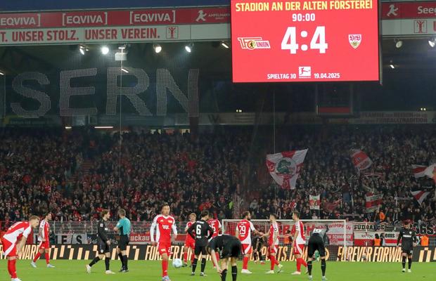 În duelul din Bundesliga era 4-4 încă de la pauză » Neverosimil ce s-a întâmplat la reluare