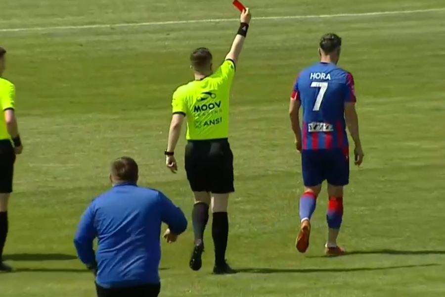 FC Bihor - Corvinul, decis în prima repriză de prostiile în lanț ale veteranului: autogol și „roșu”!