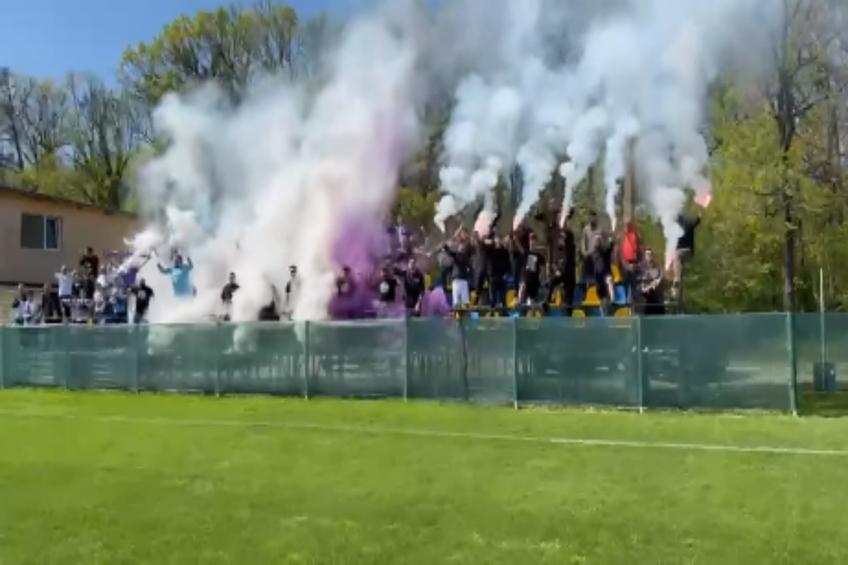 Fanii lui FC Argeș, alături de jucători înaintea meciului din Cupă / foto Facebook Peluza Nord Pitești