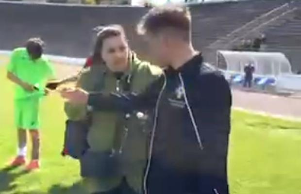 Mama jucătorului a intrat pe teren și l-a amenințat pe arbitru: „Vrei să nu mai arbitrezi în viața ta? Nu știi cu cine te pui, poate îți f*t o sticlă în cap!”