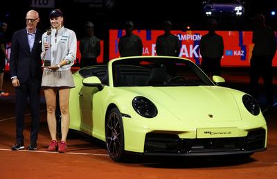 Elena Rybakina s-a impus pentru a doua oară la WTA Stuttgart, câștigând din nou un Porsche » Ce i-a spus Karolina Muchova la festivitatea de premiere