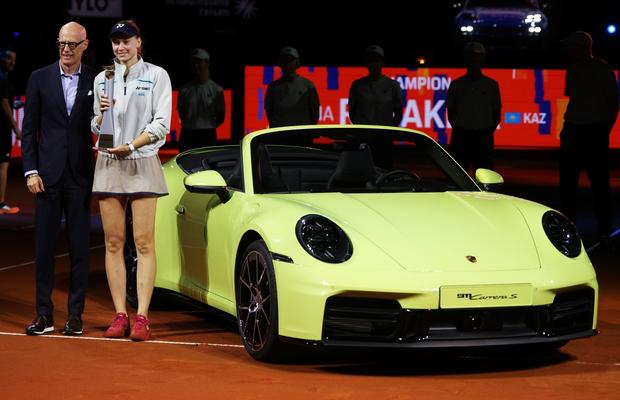 Elena Rybakina s-a impus pentru a doua oară la WTA Stuttgart, câștigând din nou un Porsche » Ce i-a spus Karolina Muchova la festivitatea de premiere