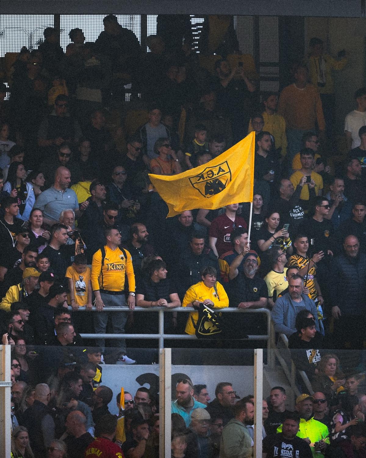 Nebunie înainte de derby-ul de titlu din Grecia: mii de fani la antrenament » Scene incredibile sub ochii lui Răzvan Marin