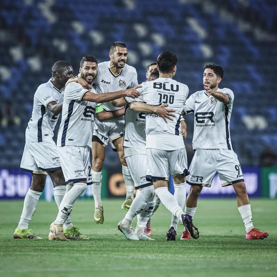 Antonio Sefer (cu spatele), gol de 3 puncte în Israel / foto: Instagram @maccabibneireineh Antonio Sefer, decisiv în Israel » Victorie importantă în lupta pentru evitarea retrogradării