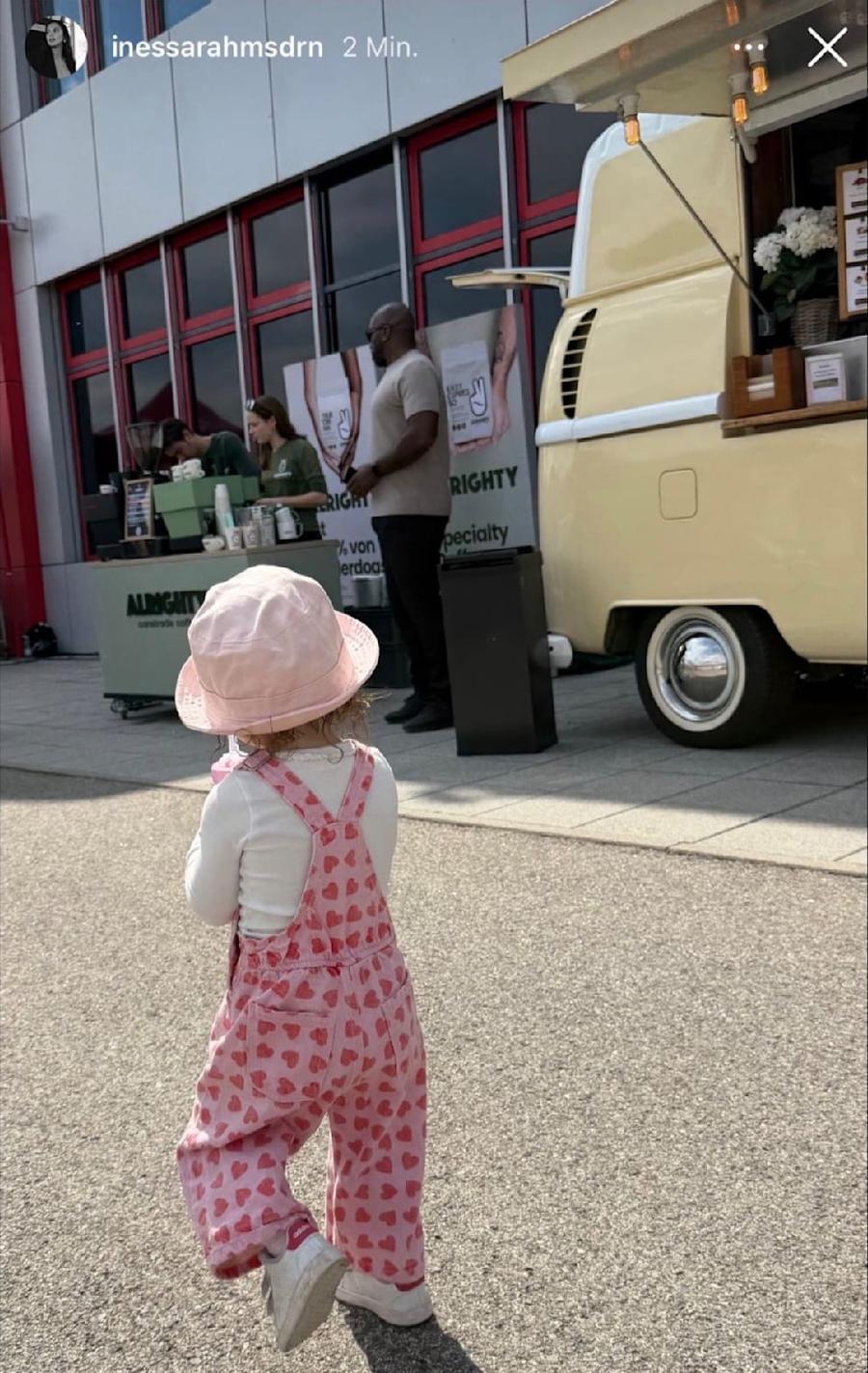 Stand cu înghețată și cafea, la dispoziția familiilor jucătorilor / Foto: Instagram Echipa Papei, în vizită la Bayern! Cum s-a revanșat Neuer pentru gafele din Ligă