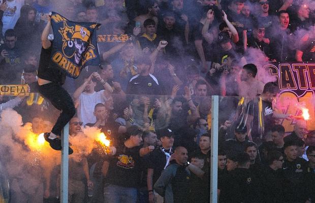 Nebunie înainte de derby-ul de titlu din Grecia: mii de fani la antrenament » Scene incredibile sub ochii lui Răzvan Marin