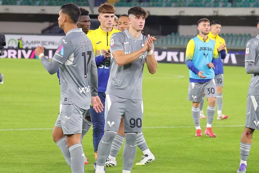 Ioan Vermeșan (numărul 90), atacantul formației Verona // FOTO Instagram Italienii anunță: Ioan Vermeșan semnează! „Acord. «Bijuteria» românească va fi una dintre piesele de bază”