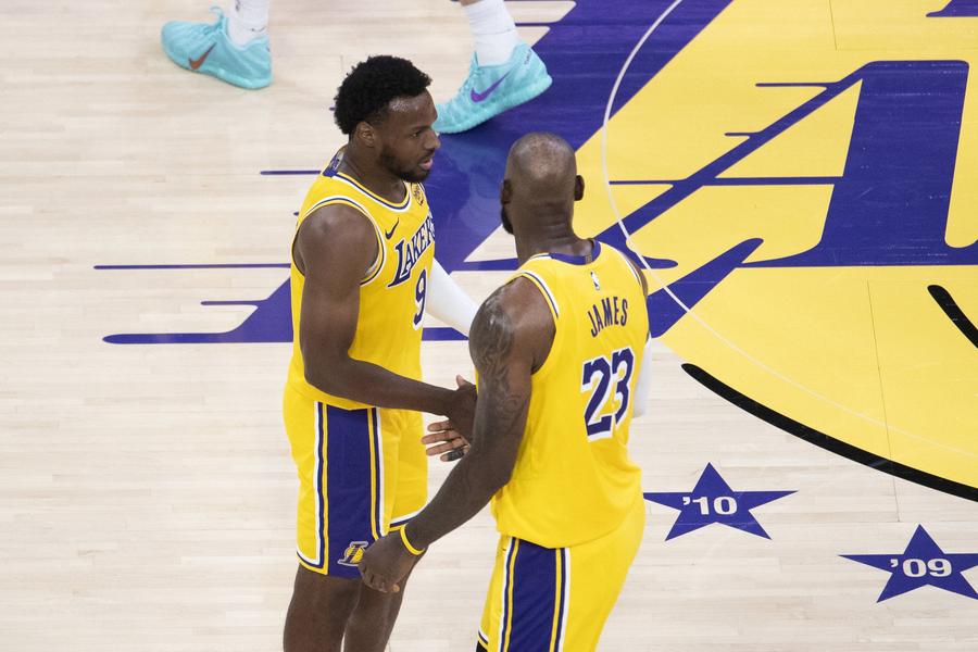 LeBron James și Bronny James, pe teren în play-off LeBron James și Bronny James au intrat în istorie ca primul duo tată-fiu care a jucat într-un meci de play-off