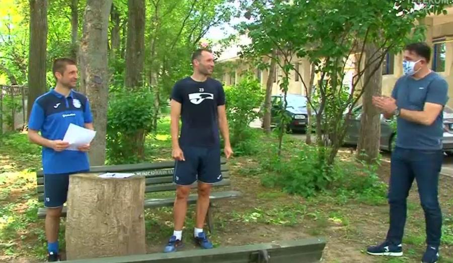 Cei doi au semnat contractele într-un parc din Iași // Captură TV Telekom Sport POLI IAȘI. Andrei Cristea a semnat! Detaliile noii înțelegeri
