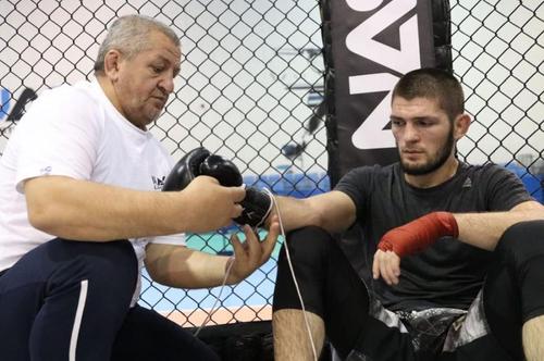 Khabib Nurmagomedov (dreapta) alături de Abdulmanap, tatăl său // sursă foto: Instagram @ khabib_nurmagomedov