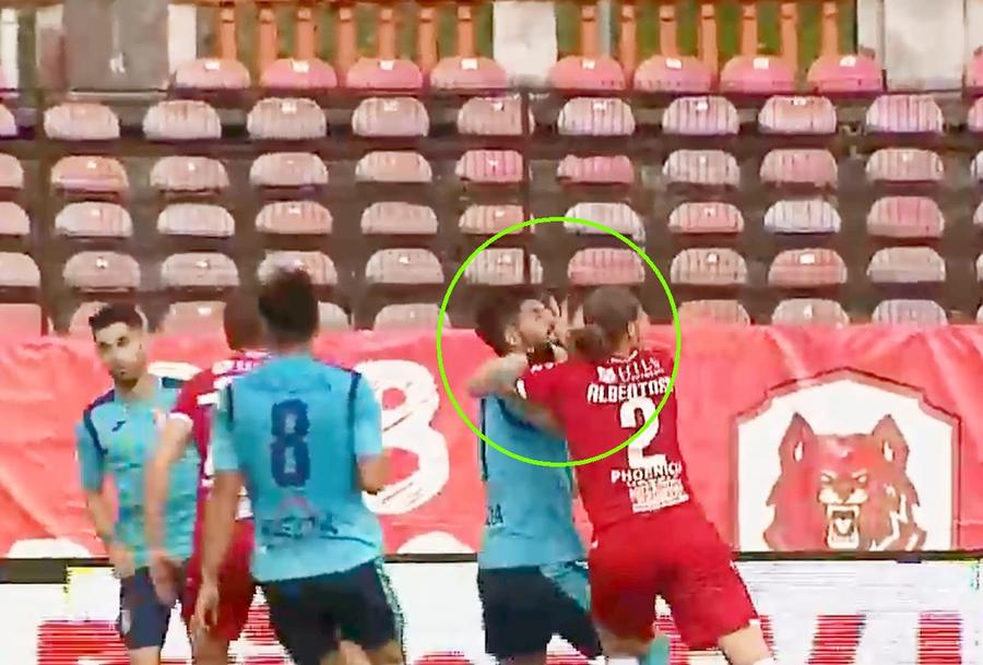 Albentosa îl lovește pe Pițian / FOTO: Captură @Digi Sport Penalty clar neacordat în Dinamo - Chindia » Fundașul „câinilor” trebuia să vadă ROȘU direct