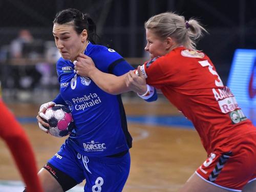 Cristina Neagu în duel cu Maren Aardahl