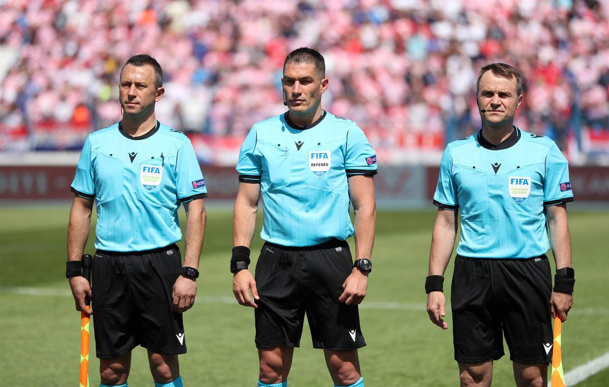 Cine este Istvan Kovacs, „centralul” care va arbitra finala Ligii Campionilor » Drumul dintr-un apartament din Carei, „șpaga” de 2 lei și debutul cu „roșu”