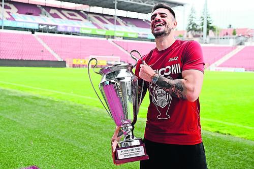 Andrei Burcă a luat trofeul acasă după petrecere și l-a adus la club a doua zi