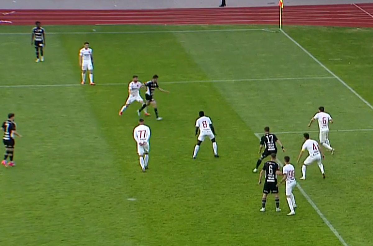Meci decis în Liga 1 de un penalty bizar: „N-am văzut că i-a pus piedică! Dar nefiind VAR...”