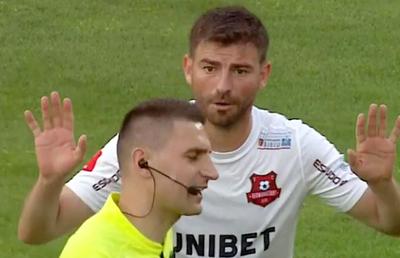 Meci decis în Liga 1 de un penalty bizar: „N-am văzut că i-a pus piedică! Dar nefiind VAR...”