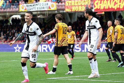 Dennis Man, în stânga, luptă în continuare pentru Serie A // foto: Imago Images