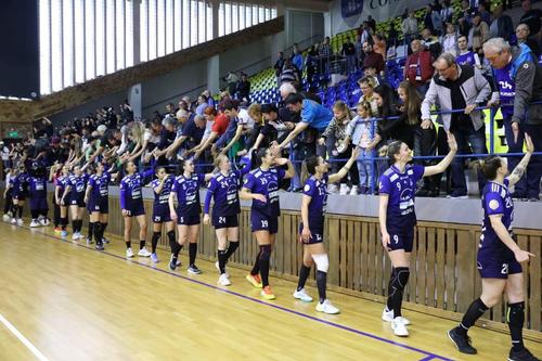 Handbalistele de la Dunărea Brăila salutându-și suporterii Foto Facebook Dunărea Brăila