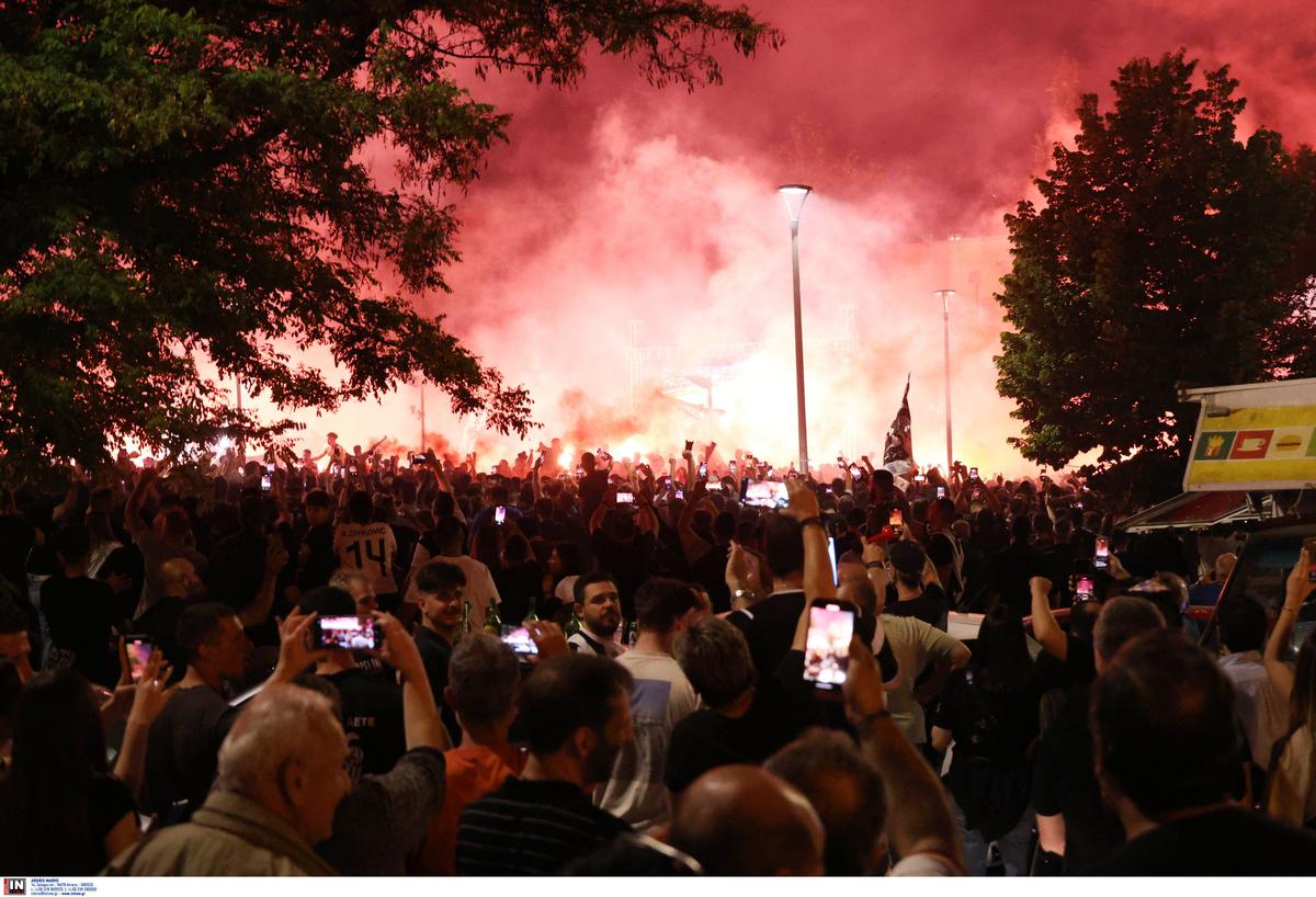 Ce performanță pentru Răzvan Lucescu! CAMPION cu PAOK pentru a doua oară » Haos pe gazon la final, au intrat scutierii!