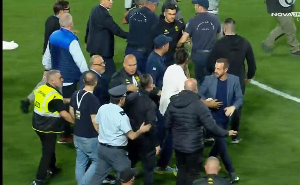 Ce performanță pentru Răzvan Lucescu! CAMPION cu PAOK pentru a doua oară » Haos pe gazon la final, au intrat scutierii!