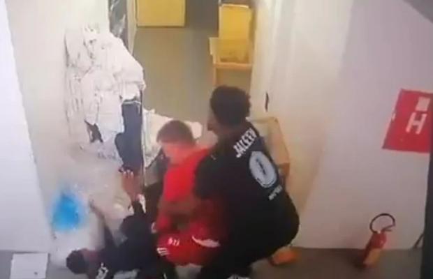 Scene scandaloase înaintea derby-ului de diseară » Jucătorii s-au luat la bătaie la vestiare! Se cere intervenția Ministerului de Interne: „Vătămare corporală gravă!