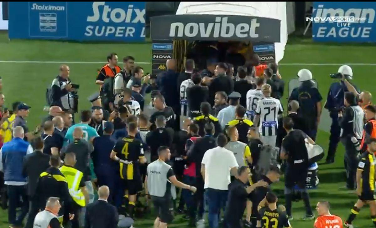 Imagini uluitoare! Răzvan Lucescu, scos cu scutierii de pe gazon » Bătaie generală, după ce PAOK a luat titlul
