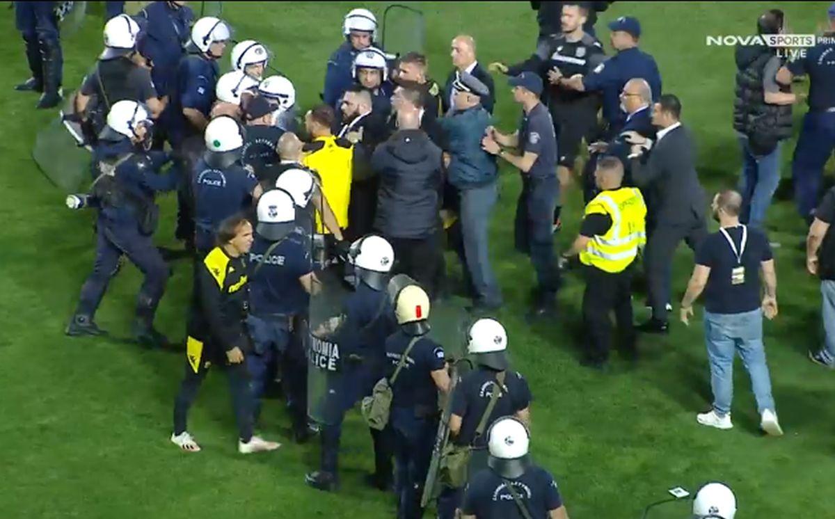Imagini uluitoare! Răzvan Lucescu, scos cu scutierii de pe gazon » Bătaie generală, după ce PAOK a luat titlul