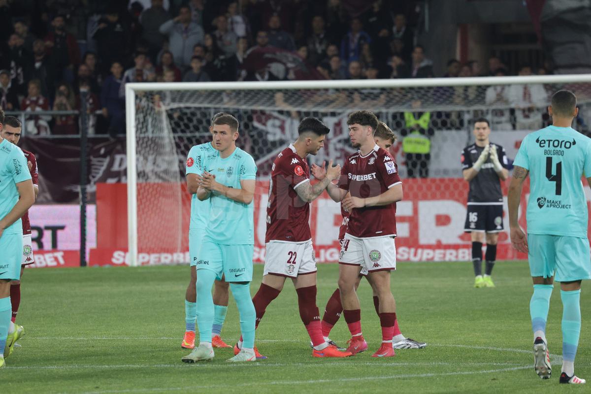 Momentul ieșirii lui Cristi Săpunaru de pe teren, la ultimul meci la Rapid/ foto: Ionuț Iordache (GSP)