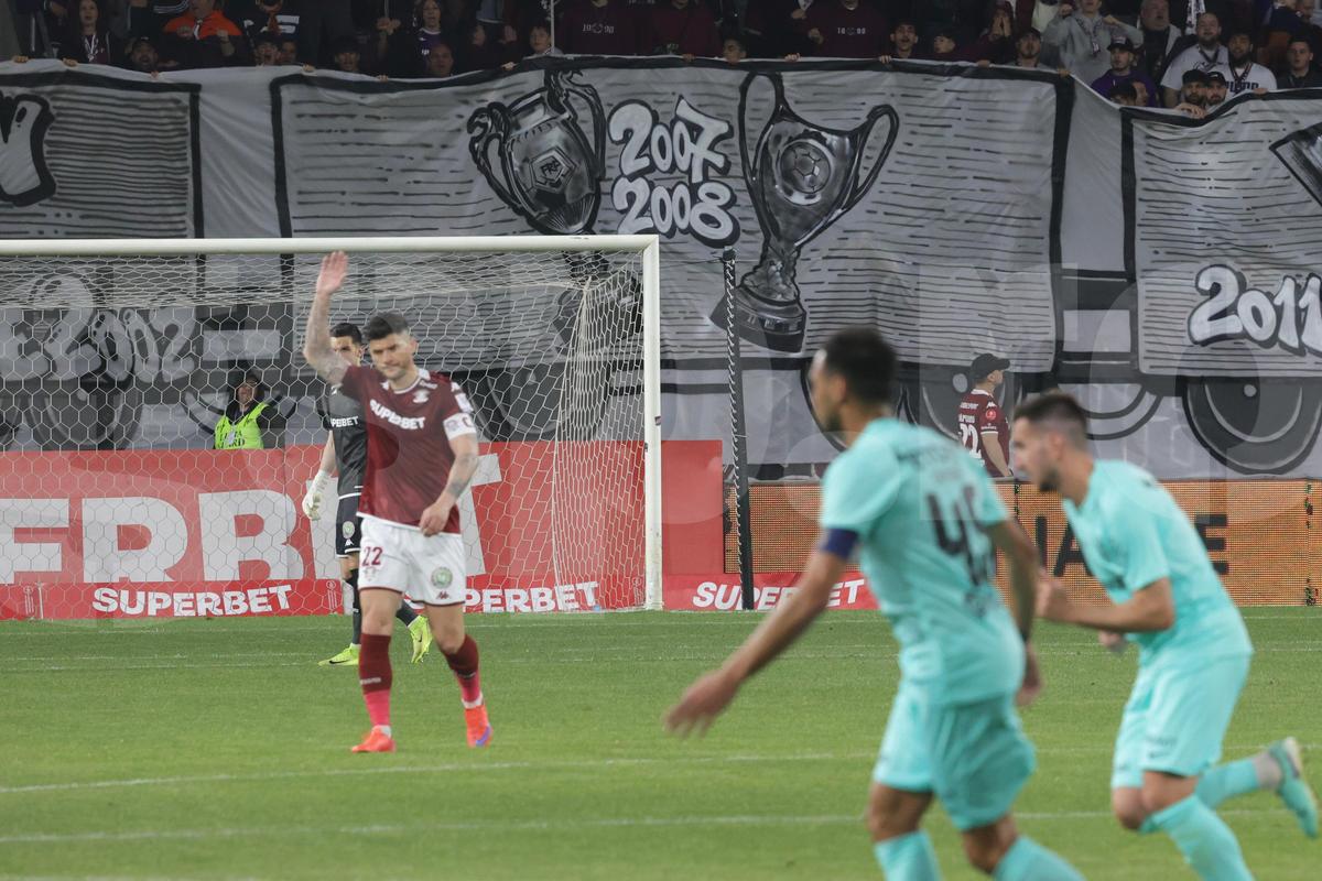 Fotbalistul Rapidului, criticat vehement în direct: „E jumătate de jucător, nu poți să-ți permiți!”