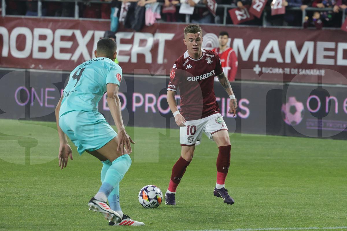 Fotbalistul Rapidului, criticat vehement în direct: „E jumătate de jucător, nu poți să-ți permiți!”